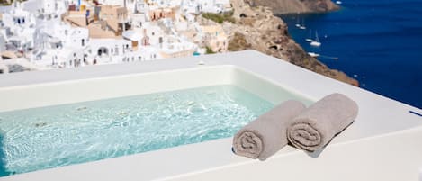 Elegant Oia Residence | Stunning Caldera & SeaViews | Platis Residence Villa - outdoor Hot Tub & Sauna | Santorini