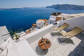 Elegant Oia Residence | Stunning Caldera & SeaViews | Platis Residence Villa - outdoor Hot Tub & Sauna | Santorini