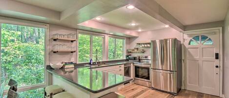 Spacious Kitchen w/ Breakfast Bar