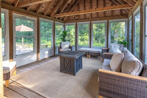 Screened Deck | Fire Pit (Propane Provided)