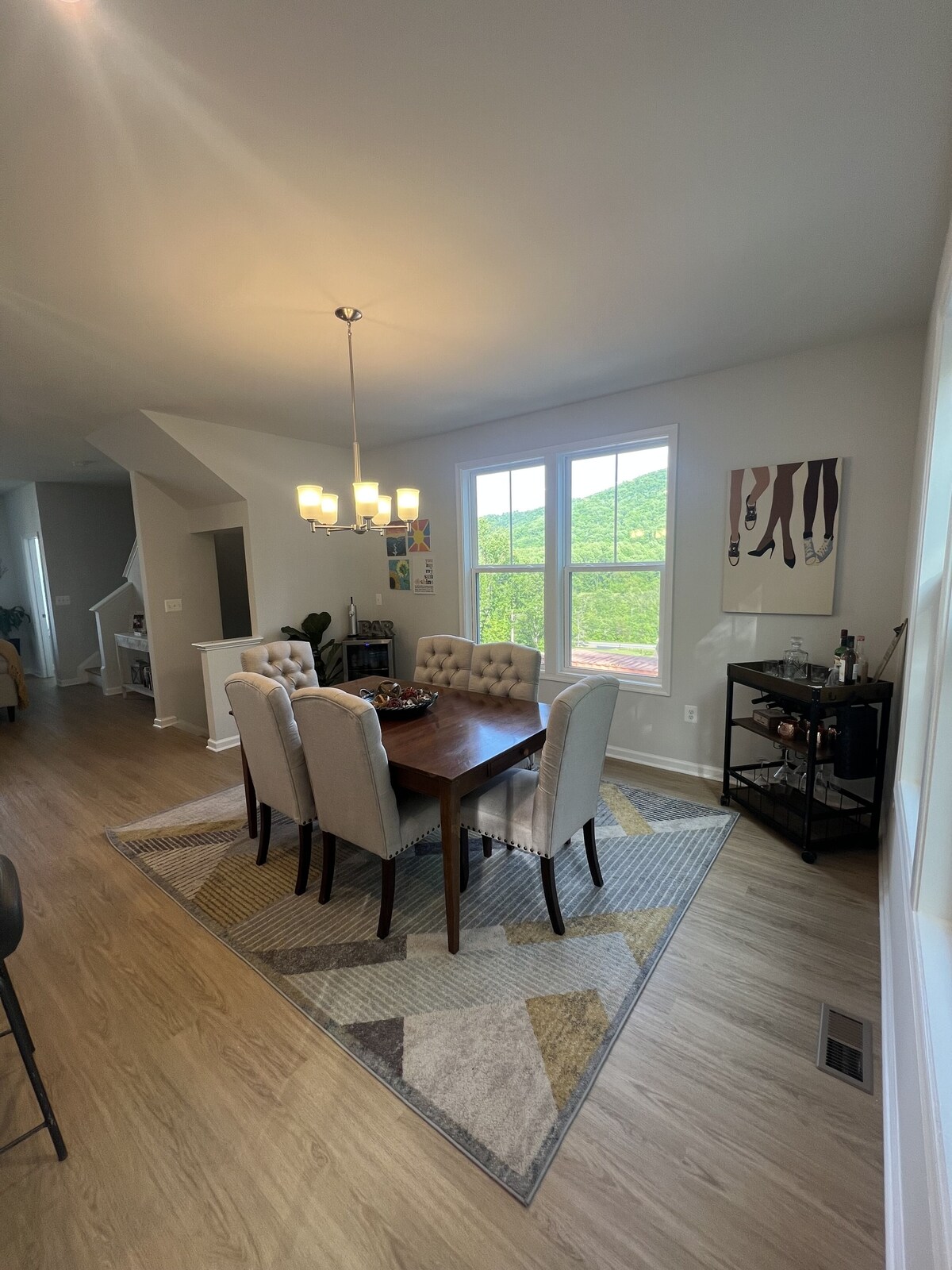 Beautiful New Townhome with Mountain Views. Close to downtown!