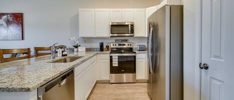 Kitchen | Breakfast Bar | Free WiFi | Central Air Conditioning