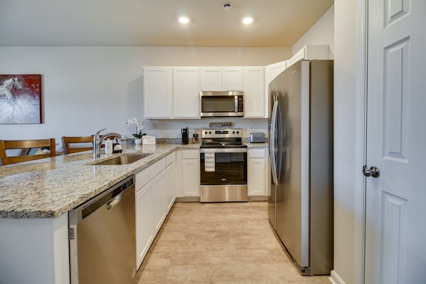 Kitchen | Breakfast Bar | Free WiFi | Central Air Conditioning