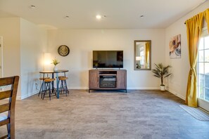 Dining Area | 1st Floor | Dishware/Flatware Provided