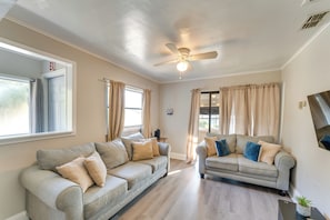 Living Room | Queen Sleeper Sofa | Smart TV | Free WiFi