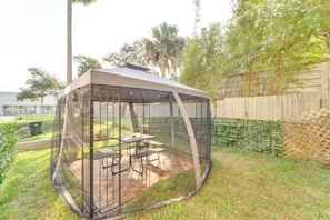Shared Gazebo | On-Site Laundry | Walk to Daytona Boardwalk