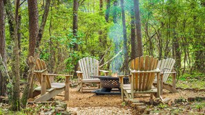 Fire Pit! Backyard Amenity, wood burning, stars!