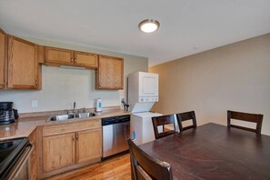 Fully stocked kitchen with eat in area plus washer / dryer in unit