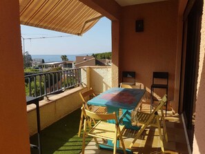 Repas sur la terrasse
Au fond, pointe de la plage de la Moutte