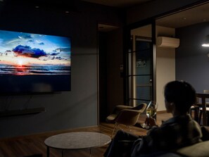 [Stylish 101, 102] You can enjoy the atmosphere like a movie theater with an 85-inch large screen TV