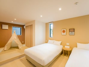 [Family Room 103] There is a tatami space next to the double bed and a tent for children.