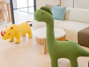 [Family room] Cute dinosaurs welcome you