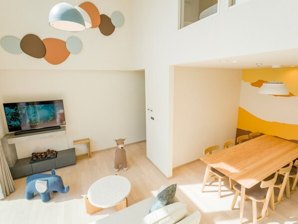 [Family room 104] Atrium with a sense of openness in the living and dining area