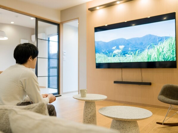 [Simple modern 108] A large sofa and 85-inch large screen TV are installed, so you can enjoy it with a large number of people.