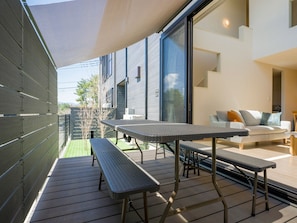 [Simple modern 107] The terrace area is equipped with a shade to block the sun