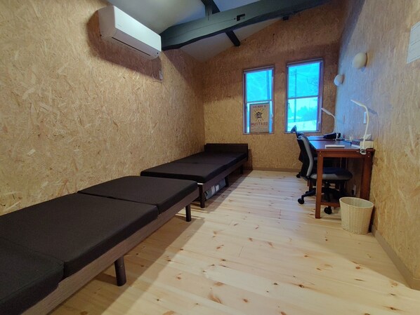 ・[Guest Rooms/Jersey] Warm rooms with a wooden theme. Please relax and enjoy your stay.