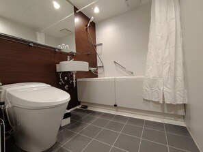 ・[Bathroom] A unit bath with a white base. Take a shower to relieve the fatigue of work.