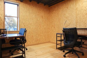 ・[Shared office] Installation of working chairs. An environment where you can concentrate on your work without straining your back.