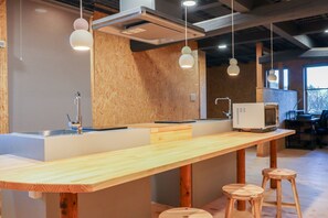 ・[Kitchen] The island kitchen allows you to enjoy cooking while having a conversation.