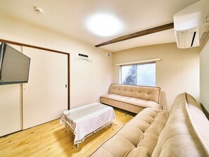 ・[Western-style room] Can also be used as a living room. Relax on the large sofa.