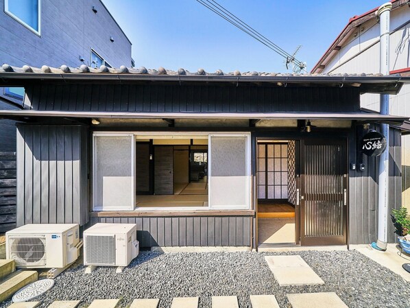 ・[Exterior] A renovated old house. The cypress floors and washi tatami mats create a relaxing Japanese atmosphere.