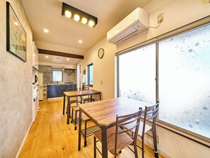 ・Dining: If you move the tables apart, you can have two tables that seat four people. You can use the dining area comfortably even if you are using a sharing plan.