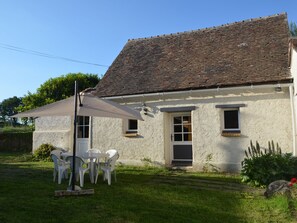 gîte indépendant (mitoyen par le cellier de la maison des propriétaires). Espace privatif à l'avant et à l'arrière du gîte. 