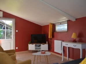 Le petit salon/chambre avec tv et clic-clac neuf de qualité.