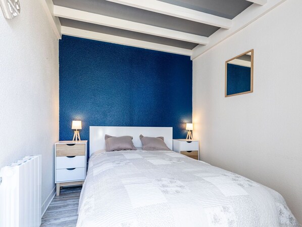 Property, Furniture, Comfort, Wood, Table, Television, Flooring, Interior Design, Floor, Architecture