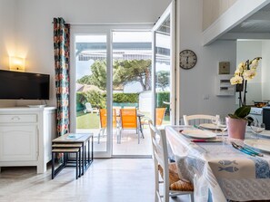 Property, Furniture, Comfort, Wood, Table, Television, Flooring, Interior Design, Floor, Architecture