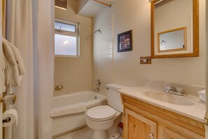 910 Pine Ridge Rd Tahoe City-print-012-014-Primary Bathroom-4200x2800-300dpi EDIT B2 M 12