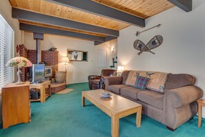 910 Pine Ridge Rd Tahoe City-print-003-003-Living Room-4200x2800-300dpi EDIT B3 m7