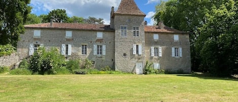 Façade   à l entrée de la propriété "Le MOULINAT"