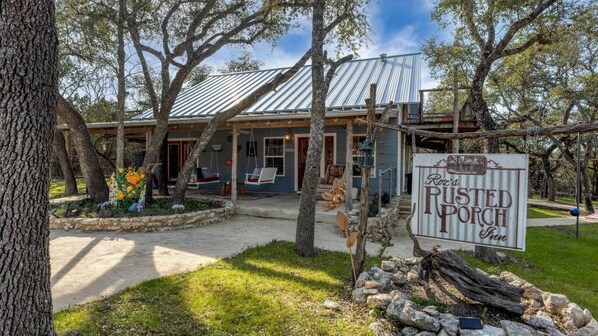 Welcome to Roz's Rusted Porch!