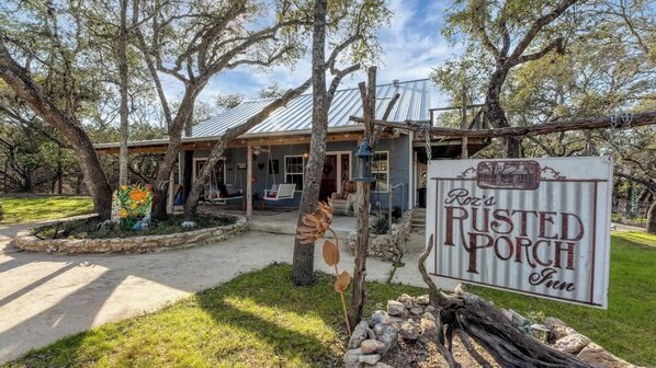 Welcome to Roz's Rusted Porch! It's good to see you! Come on in...