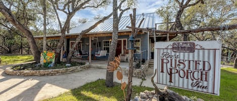 Welcome to Roz's Rusted Porch! It's good to see you! Come on in...