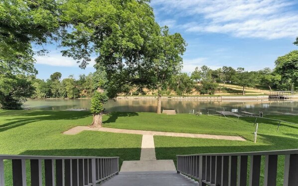 Welcome to Shangrila Lake Getaway located on peaceful Lake McQueeny. Located close to  local golf courses, restaurants and shopping. This is the perfect getaway with all the amenities.