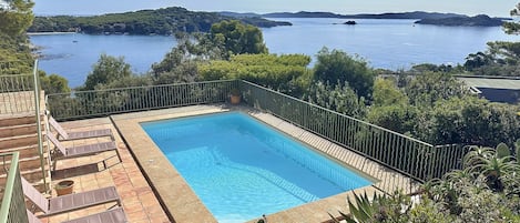 Piscine entretenue face à la mer