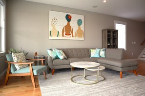 Living room w/ plenty of seating!