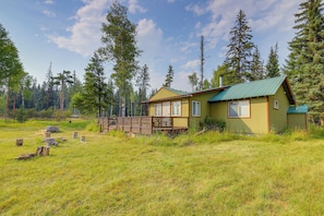 Back Deck | Dining Area | Fire Pit | Gas Grill