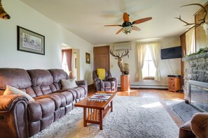 Living Room | Smart TV | Fireplace | Free WiFi | Central Air Conditioning/Heat