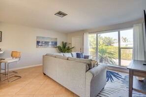 Living Room | Free WiFi | Central A/C