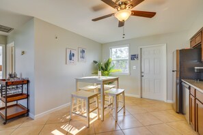Dining Area | Dishware/Flatware Provided | Central A/C