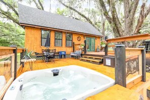 Outdoor spa tub