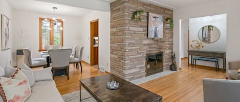 Welcome to our home! Red Maple Retreat in Niagara-on-the-Lake for up to 6 guests