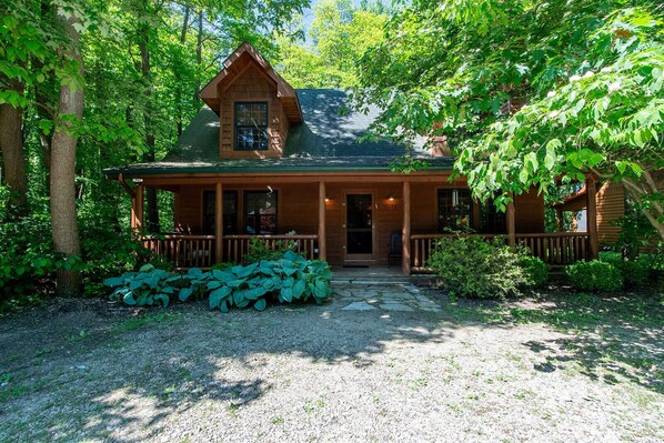 Your cozy cabin vacation home awaits!