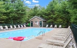 1 minute walk to the private pool shared with surrounding cabins!