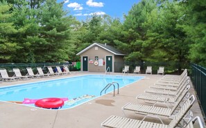 3-minute walk to the private community pool!