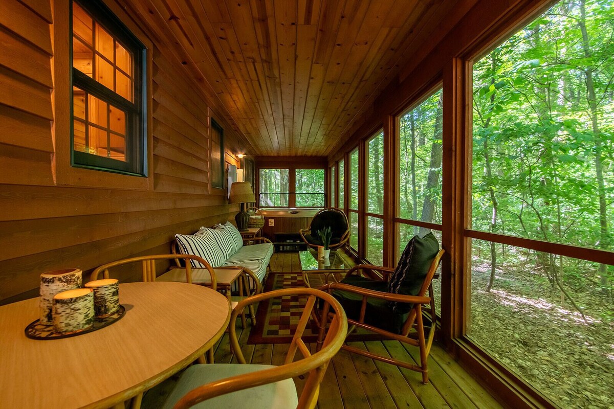 Cedarwood Lodge – Luxury cabin with private hot tub and shared pool access!