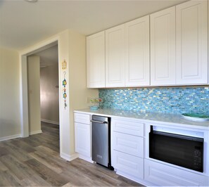 Nice Ice maker and microwave.